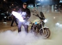 Θεσσαλονίκη: Χτύπησαν αστυνομικό και του έκαψαν τη μηχανή (pics)
