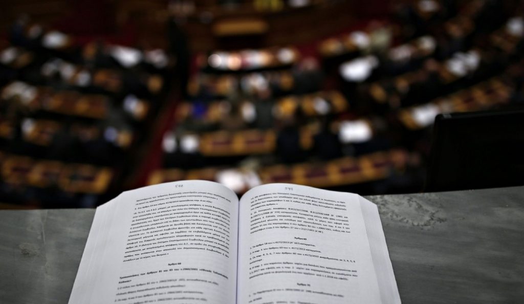 Σφοδρή σύγκρουση στη Βουλή για το 4ο μνημόνιο
