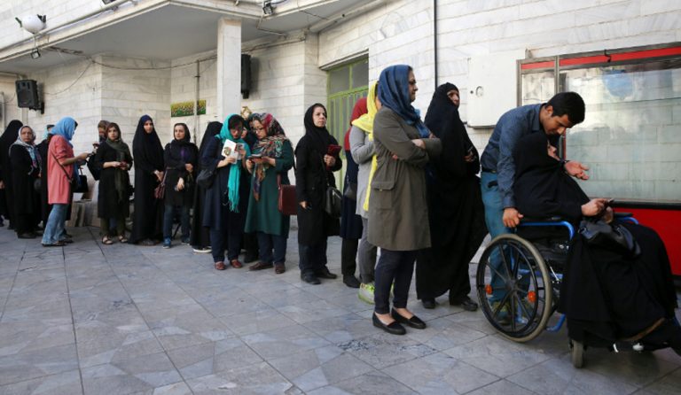 Άνοιξαν οι κάλπες για τις προεδρικές εκλογές στο Ιράν (pics)