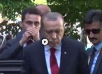 Ο Ερντογάν αγνάντευε… ατάραχος το άγριο ξύλο σε Κούρδους διαδηλωτές (vid)
