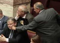 Ο… χωρατατζής Καραμανλής: Χαιρέτισε τον Βενιζέλο με ένα τσίμπημα στο μάγουλο (pics)