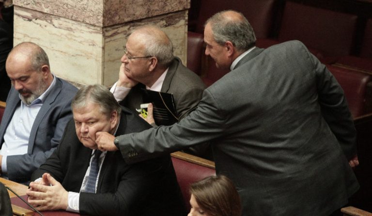 Ο… χωρατατζής Καραμανλής: Χαιρέτισε τον Βενιζέλο με ένα τσίμπημα στο μάγουλο (pics)