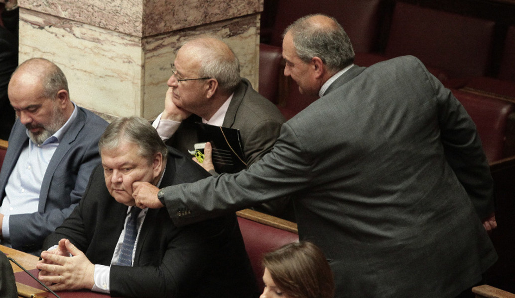 Ο… χωρατατζής Καραμανλής: Χαιρέτισε τον Βενιζέλο με ένα τσίμπημα στο μάγουλο (pics)