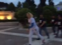 Η Ραχήλ Μακρή με μπλουζάκι που έγραφε “Φρουρααα, Φρουραααα” επιχείρησε να εισβάλει στη Βουλή (pics & vid)