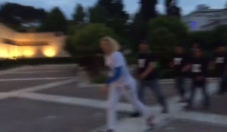 Η Ραχήλ Μακρή με μπλουζάκι που έγραφε “Φρουρααα, Φρουραααα” επιχείρησε να εισβάλει στη Βουλή (pics & vid)