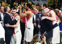 “Καίγεται” ο Πειραιάς – Κόσμος του Ολυμπιακού στους δρόμους (pics)