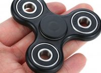 Fidget Spinner: Το νέο παιχνίδι που έχει ξετρελάνει τα παιδιά (vid)