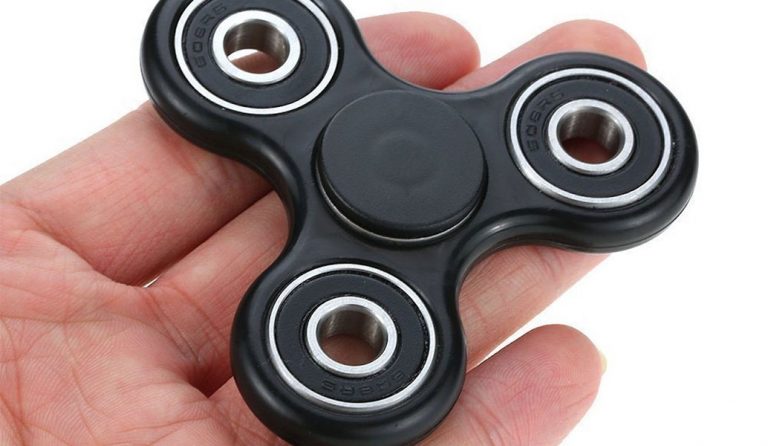 Fidget Spinner: Το νέο παιχνίδι που έχει ξετρελάνει τα παιδιά (vid)