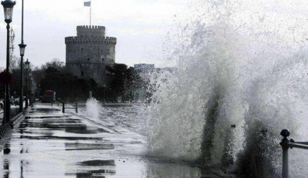 Προβλήματα και ατυχήματα στη Θεσσαλονίκη λόγω της κακοκαιρίας (pics)