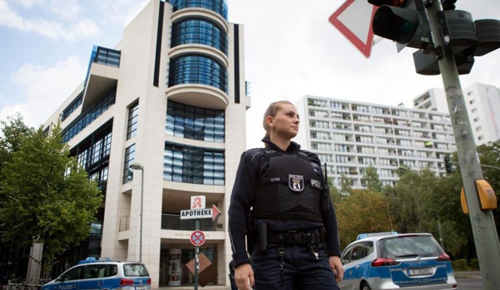 Γερμανία: Αυτοκίνητο εισέβαλε στα γραφεία του SPD (pics)