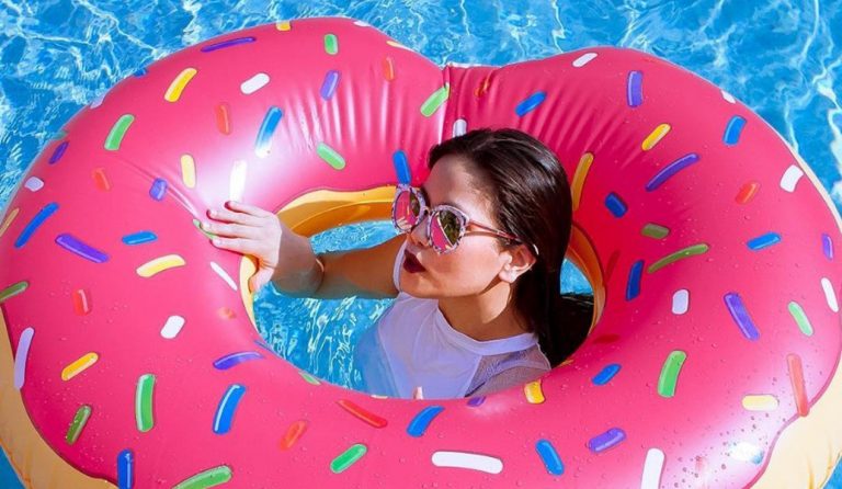 Το νέο beach trend είναι πολύ παιχνιδιάρικο – Φουσκωτά φλαμίνγκο και μονόκεροι στη θάλασσα (pics)