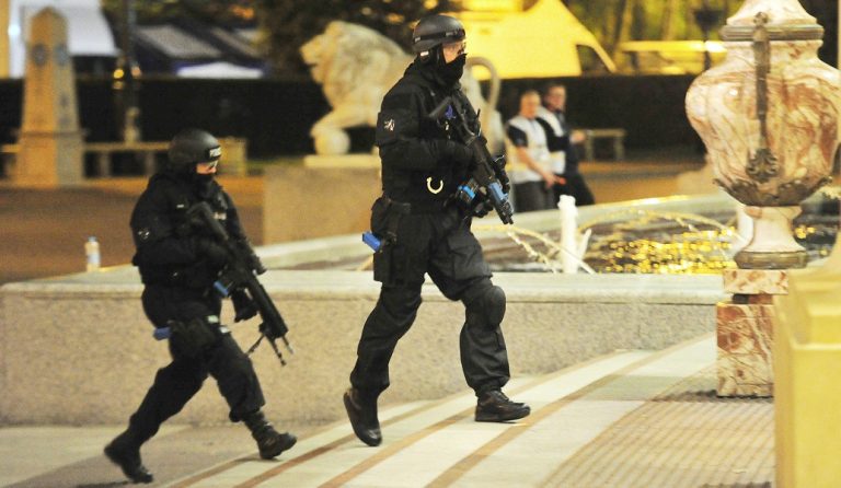 Μάντσεστερ: Η στιγμή που η αστυνομία εισβάλει στο σπίτι του τζιχαντιστή (vid)