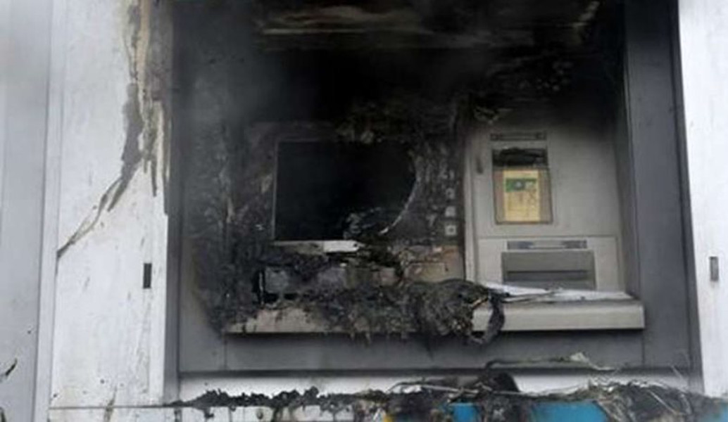 Επιθέσεις σε ATM: Άγνωστοι έβαλαν φωτιά σε Γλυφάδα και Ζωγράφου