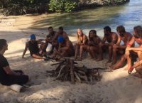 Ένας survivor και ο Ρουβάς – Μαγειρεύει ρύζι και ανοίγει καρύδες (pics & vid)