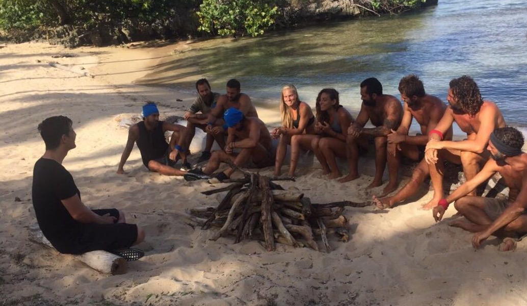 Ένας survivor και ο Ρουβάς – Μαγειρεύει ρύζι και ανοίγει καρύδες (pics & vid)