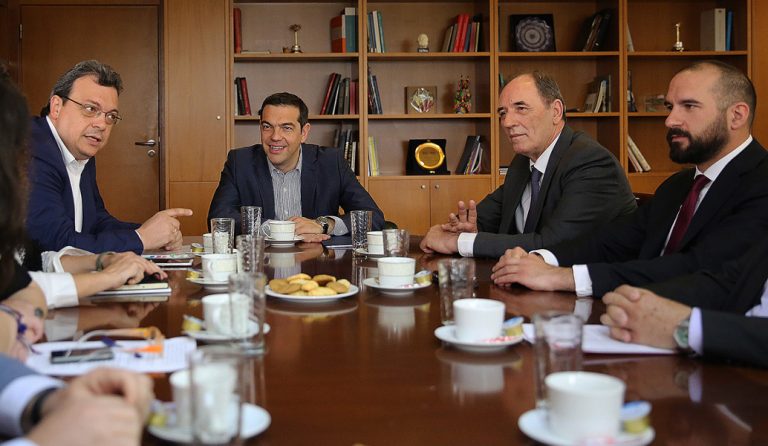 Τσίπρας: Η… βαρυχειμωνιά αύξησε τους λογαριασμούς της ΔΕΗ