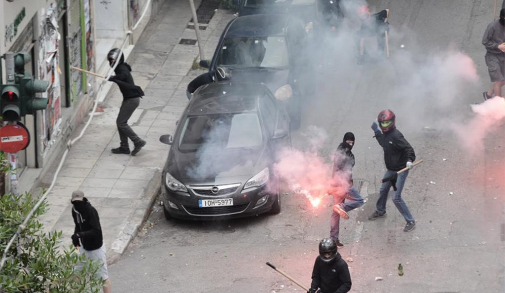 Επεισόδια στις φοιτητικές εκλογές: Μολότοφ στο Παιδαγωγικό Αθηνών (pics & vids)