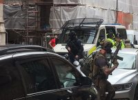 Αστυνομικοί εισέβαλαν σε διαμέρισμα στο κέντρο του Μάντσεστερ (pics)