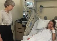 Στο πλευρό 14χρονης τραυματία της επίθεσης στο Μάντσεστερ η Τερέζα Μέι