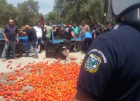 Με ντομάτες υποδέχτηκαν τον Τσιρώνη στην Κρήτη (pics)