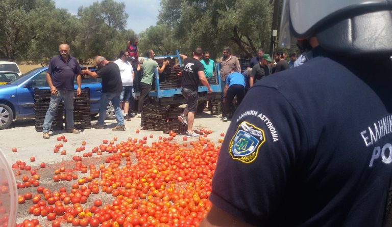 Με ντομάτες υποδέχτηκαν τον Τσιρώνη στην Κρήτη (pics)
