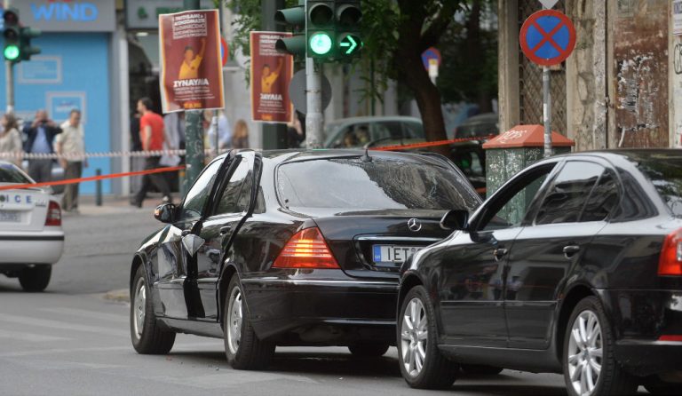 Βίντεο – ντοκουμέντο: Οι πρώτες στιγμές μετά την έκρηξη στο αυτοκίνητο του Παπαδήμου (vids)