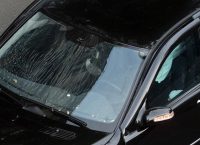 Χτύπημα σε Παπαδήμο: Τα ραγισμένα αλεξίσφαιρα τζάμια της Mercedes (pics)