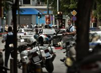Η στιγμή που ο Παπαδήμος μεταφέρεται με φορείο (pic)