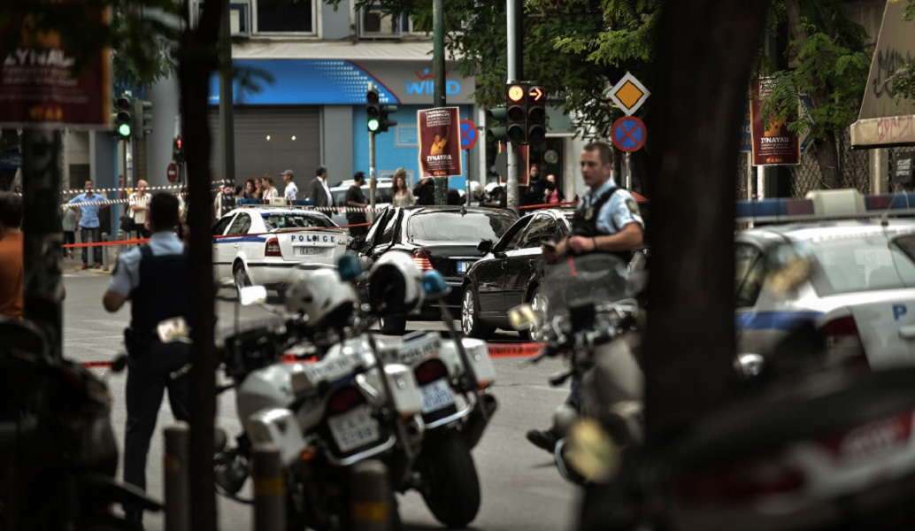 Η στιγμή που ο Παπαδήμος μεταφέρεται με φορείο (pic)