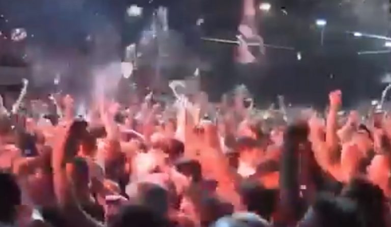 Σκόραρε ο Πογκμπά, εκτοξεύτηκαν οι μπύρες (vid)
