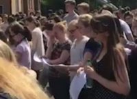 Μάντσεστερ: Με δάκρυα στα μάτια μαθητές τραγουδούν “Don’t Look Back in Anger” (vid)