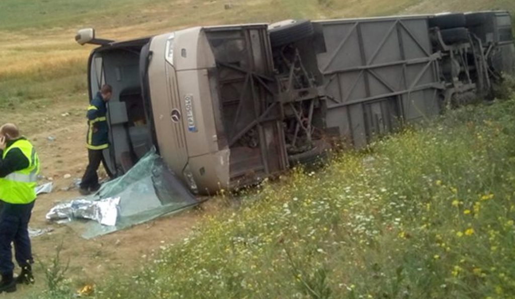 Ανατράπηκε λεωφορείο με μαθητές του δημοτικού – 14 τραυματίες (pics & vid)