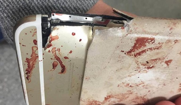 Γυναίκα στο Μάντσεστερ σώθηκε απ’ το τρομοκρατικό χτύπημα λόγω του κινητού της (pics)