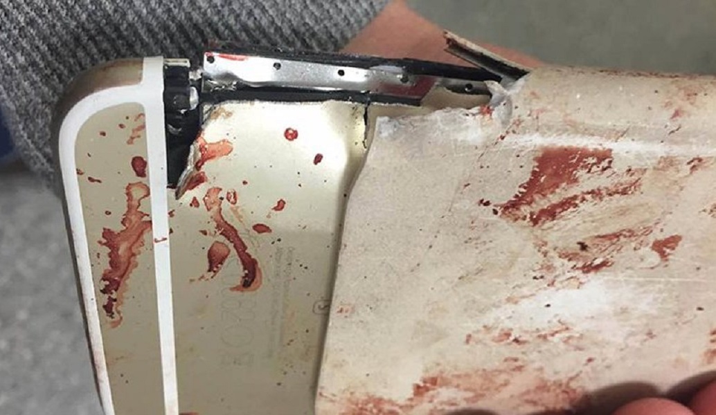 Γυναίκα στο Μάντσεστερ σώθηκε απ’ το τρομοκρατικό χτύπημα λόγω του κινητού της (pics)