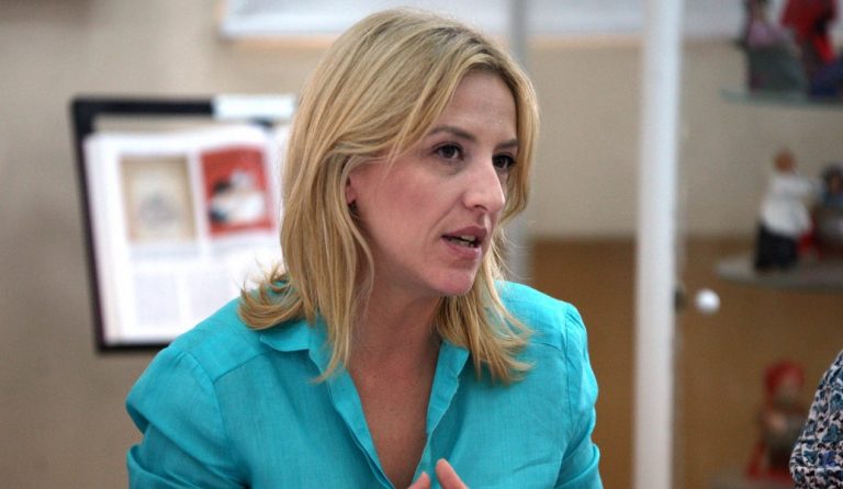 Δούρου: “Η σημερινή κυβέρνηση είναι η μόνη που έδωσε και δίνει σκληρές μάχες με τους διαπραγματευτές”