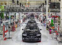 Οι αυτοκινητοβιομηχανίες προετοιμάζουν τα εργοστάσια τους για την ηλεκτροκίνηση