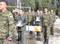 Συγκίνηση: Στην Ελλάδα τα λείψανα των 17 ηρώων της Κύπρου που έπεσαν στην εισβολή του ‘74 (pics)