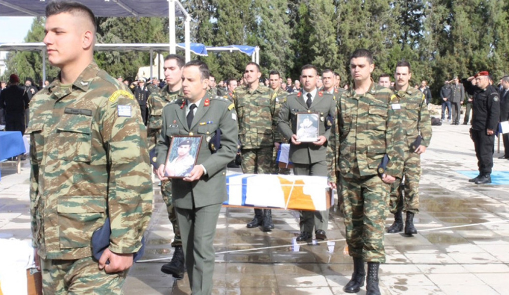 Συγκίνηση: Στην Ελλάδα τα λείψανα των 17 ηρώων της Κύπρου που έπεσαν στην εισβολή του ‘74 (pics)