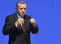 Ερντογάν: Η επίθεση στην οικονομία μας είναι σαν επίθεση στη σημαία μας (vid)