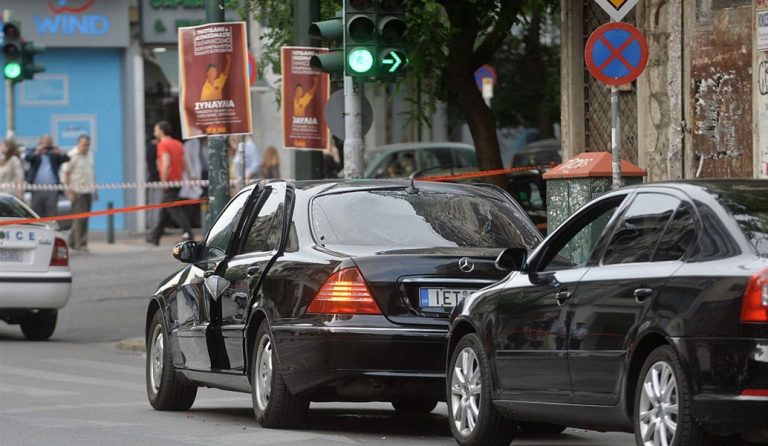 Φρουρός Παπαδήμου: Ο έλεγχος του φακέλου έγινε στη Βουλή – Το διαψεύδει η υπηρεσία ασφαλείας