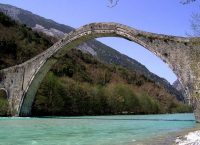 Υπεγράφη προγραμματική σύμβαση για την αναστήλωση του Γεφυριού της Πλάκας