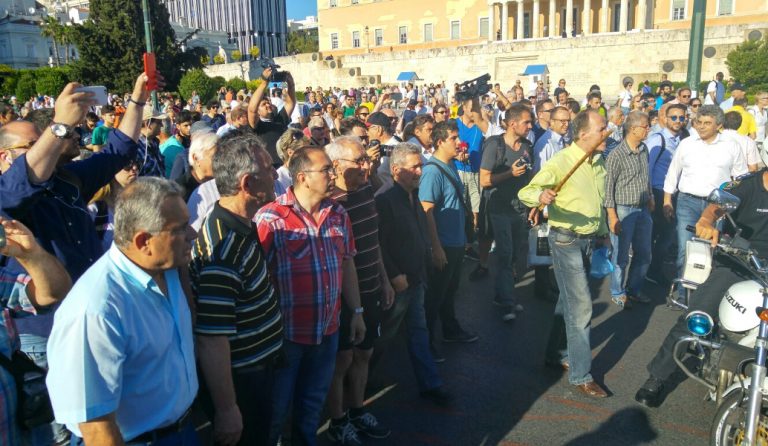 Ραντεβού στο Σύνταγμα δίνουν τον Ιούνιο οι «Παραιτηθείτε»