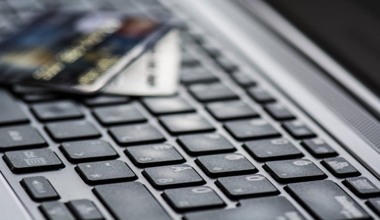 ΕΕΤ: Έρχονται αλλαγές στις διαδικτυακές πληρωμές