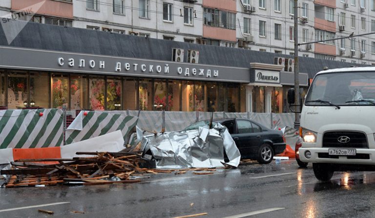 Καταιγίδα σαρώνει τη Μόσχα – 7 νεκροί και 70 τραυματίες (pics & vids)