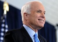 Τζον Μακέιν: Οι Αμερικανοί τον αποχαιρετούν – “Άφαντος” ο Τραμπ