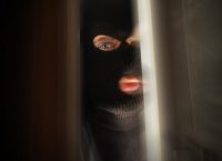 Γυναίκα έπεσε θύμα ληστείας – Πίσω από τον κουκουλοφόρο κρυβόταν ο ανιψιός της