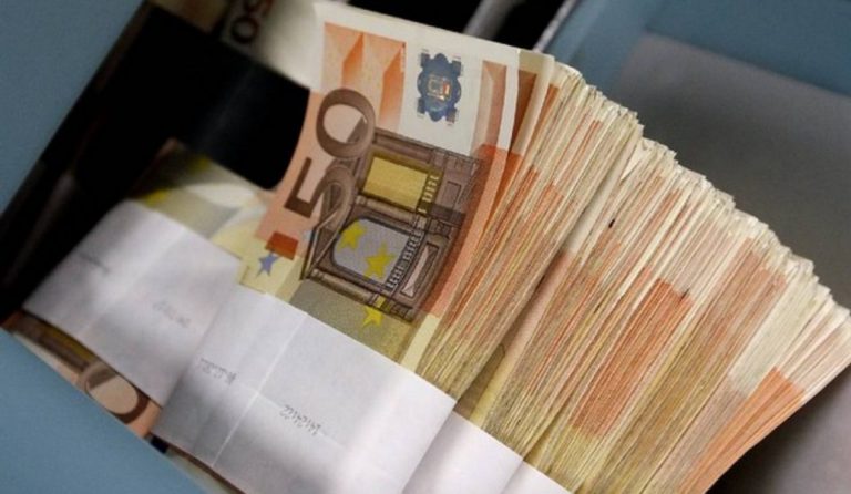 Μειώθηκαν οι καταθέσεις νοικοκυριών και επιχειρήσεων