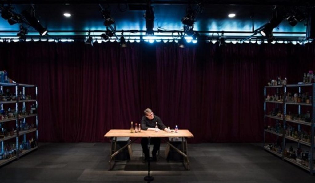 “Όλος ο Σαίξπηρ σ’ ένα τραπέζι” της Forced Entertainment στην Πειραιώς