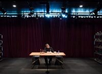 “Όλος ο Σαίξπηρ σ’ ένα τραπέζι” της Forced Entertainment στην Πειραιώς