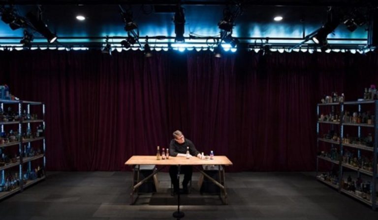 “Όλος ο Σαίξπηρ σ’ ένα τραπέζι” της Forced Entertainment στην Πειραιώς